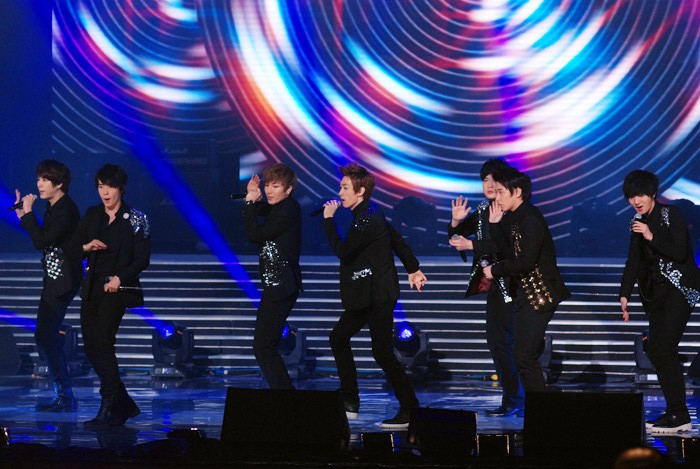 Super Junior khép lại chương trình với màn vũ đạo “cực đỉnh” cùng các hit làm cho fans Việt vỡ òa trong sung sướng.