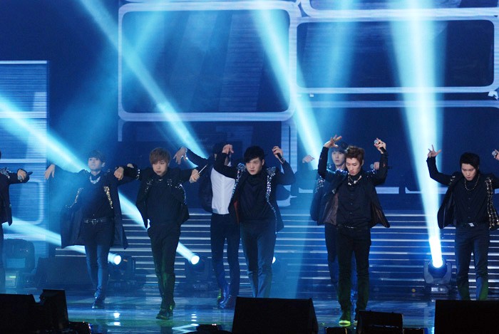 Super Junior khép lại chương trình với màn vũ đạo “cực đỉnh” cùng các hit làm cho fans Việt vỡ òa trong sung sướng.