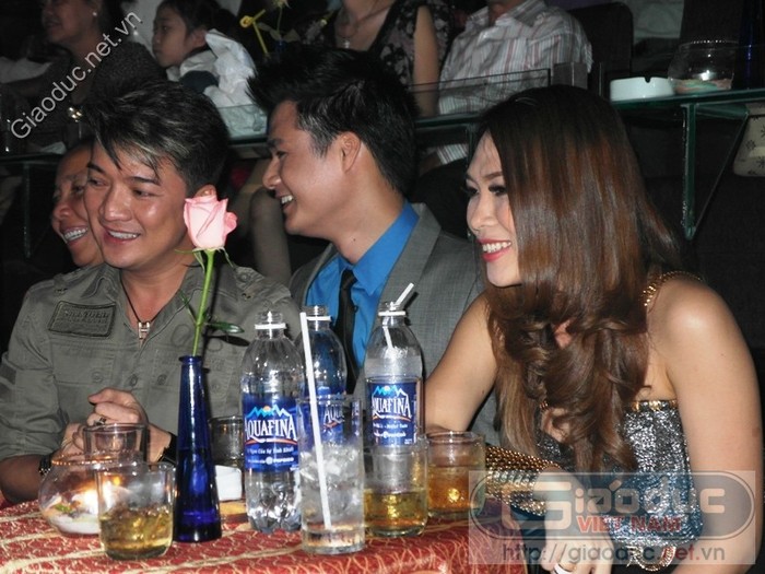 3 ngôi sao hàng đầu Việt Nam cười rất vui vẻ, hướng mắt về sân khấu.
