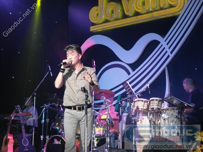 Mr Đàm lên sân khấu hát tặng chủ nhân Phòng trà Da Vàng, nhạc sĩ Lê Quang.