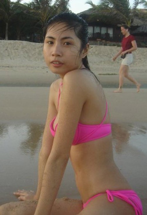 Từ ngày mới đôi mươi, Thuỷ Tiên đã có năng khiếu tạo dáng gợi cảm với những bộ bikini màu rực.