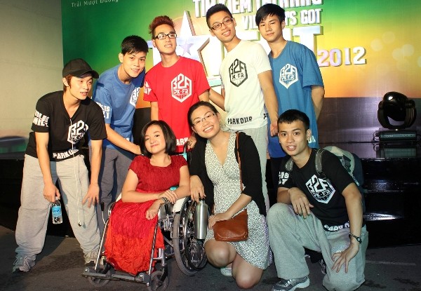 Hương Thảo (ngồi giữa, hàng đầu) chụp ảnh cùng một số bạn cô quen thân trong cuộc thi Got Talent.