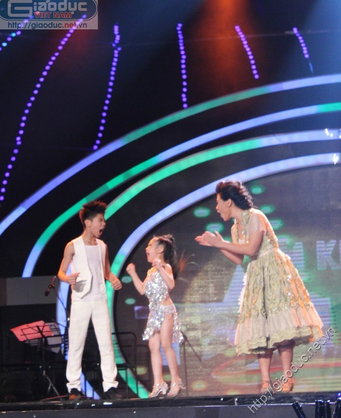 Sau một hồi yên lặng tạo sự nghẹt thở, MC đã xướng tên nhà vô địch Vietnam's Got Talent mùa đầu tiên là Đăng Quân - Bảo Ngọc. Hương Thảo nhiệt liệt chúc mừng hai em nhỏ.