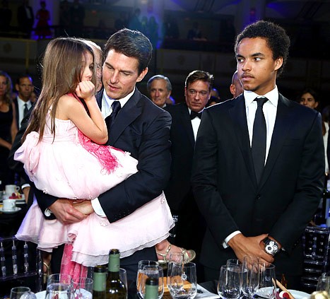 Tom Cruise và con gái Suri, con trai nuôi Conor tại gala