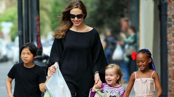 Angelina Jolie và các con Pax, Zahara, Vivienne - Ảnh: Yahoo!