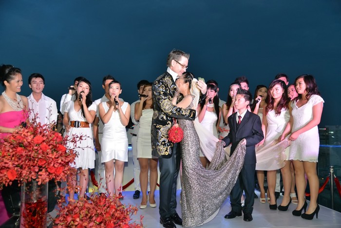 8. Loạt ảnh đám cưới đẹp như mơ của Đoan Trang trên tầng cao 26 Ngày 30/7, nữ ca sĩ biệt danh sô-cô-la Đoan Trang đã làm lễ thành hôn với chú rể người Thụy Điển cao gần 1m9 Johan Wicklund tại toà nhà Chill Sky Bar. Điều đặc biệt là bữa tiệc thành hôn được tổ chức trên tận tầng thứ 26, với rất nhiều người nổi tiếng đến dự (xem trọn bộ ảnh)