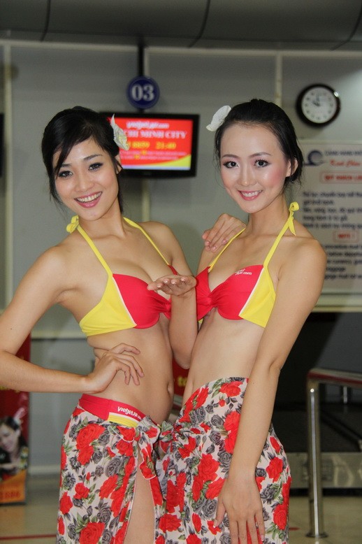 Ngọc Diệp (trái) cùng một thí sinh khác cuộc thi hoa khôi tại sảnh của sân bay trước khi lên máy bay trình diễn "vũ điệu hawaii".