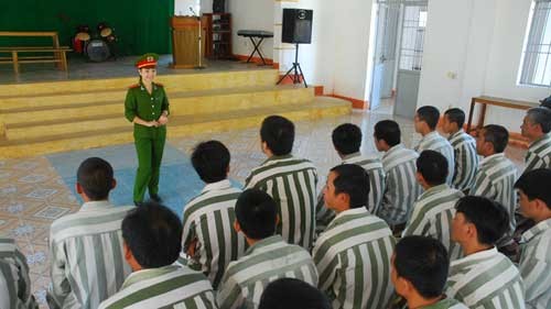 Cô giáo Hiền trong giờ lên lớp tại trại giam Đắk Tân