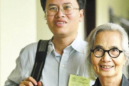 GS Đàm Thanh Sơn và nữ GS Lê Kim Ngọc (bà Trần Thanh Vân) ở Quy Nhơn, tháng 12/2011. (Ảnh: Phan Cử)