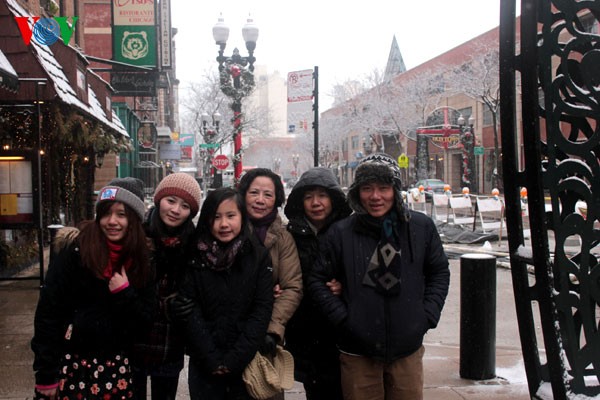 GS Ngô Bảo Châu và gia đình chụp tại Chicago tháng 1/2013.