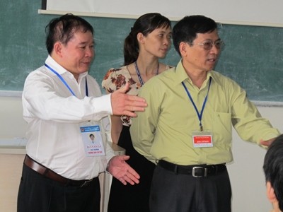 Thứ trưởng GD&ĐT Bùi Văn Ga (thứ nhất, trái sang).