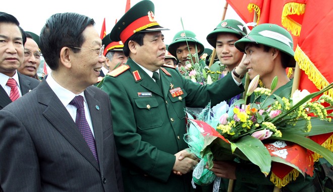 Đại tướng Phùng Quang Thanh động viên tân binh tại quận Ba Đình, Hà Nội - Ảnh: Viết Thành