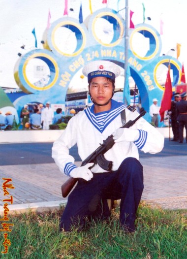 Dương Thành Long đỗ ĐH Ngoại thương và trở thành người quản lý một công ty xây dựng sau khi hoàn thành nghĩa vụ ở Vùng 4 Hải quân.