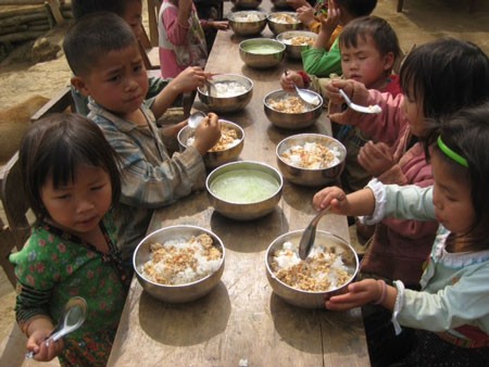 Các em mầm non bản Pha Lay (Huyện Điện Biên-Tỉnh Điện Biên) và bữa cơm trưa nấu tại lớp đầu tiên với sự hỗ trợ của các cá nhân thiện nguyện
