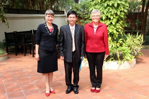 PGS.TSKH Nguyễn Thế Hoàng (đứng giữa) cùng Đại sứ Đức Jutta Frasch (trái) và bà Hannelore Bossmann - Trưởng đại diện Cơ quan Trao đổi hàn lâm Đức DAAD.
