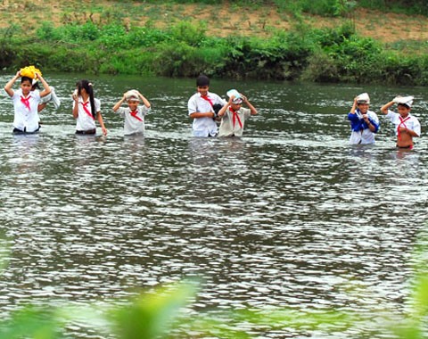 Học sinh trường THCS Sơn Ba vượt qua quãng sông sâu từ Làng Bung qua Làng Tranh đến lớp.