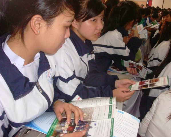 Học sinh THPT ở Quảng Nam xem tờ rơi giới thiệu của ĐH Phan Châu Trinh - Hội An tại sự kiện "Vì khát vọng Việt - Đưa trường học đến thí sinh" hôm 16/3. Ảnh: Người Lao Động.