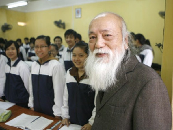 Thầy Văn Như Cương được nhiều thế hệ học trò yêu mến, kính trọng.