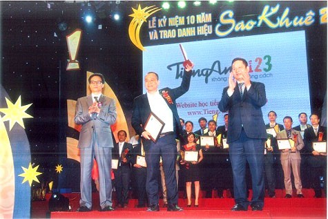 Bộ trưởng, Chủ nhiệm Văn Phòng chính phủ Vũ Đức Đam (trái) và Chủ tịch Vinasa Trương Gia Bình trao danh hiệu Sao Khuê 2013 cho đại diện TiếngAnh123