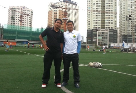 HLV Chí Công (trái) và cựu danh thủ Hồng Sơn.