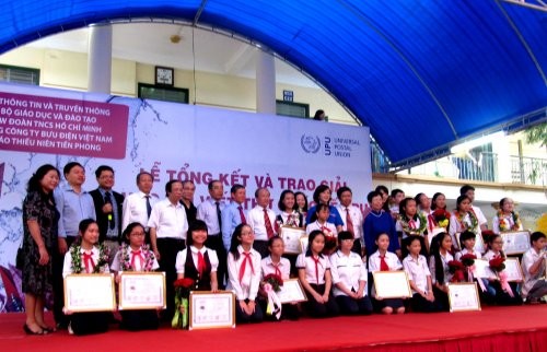 Ban tổ chức chụp ảnh lưu niệm với các em đoạt giải viết thư UPU 42