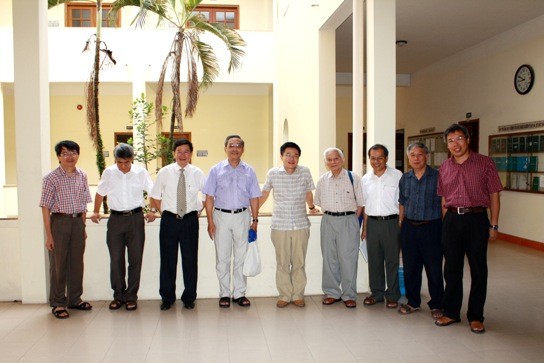 GS Ngô Bảo Châu (giữa) trong buổi gặp mặt thân mật tại Viện Toán học hồi năm 2010.