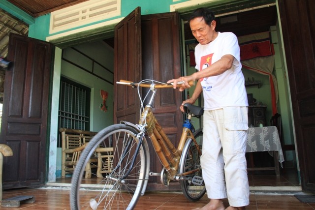 Ở thôn Thanh Tam Đông, xã Cẩm Thanh, TP Hội An, Quảng Nam không ai không biết đến ông Võ Tấn Mười (72 tuổi). Ông Mười nổi tiếng khắp vùng vì đã tự tay làm ra những chiếc xe đạp bằng tre nổi tiếng.