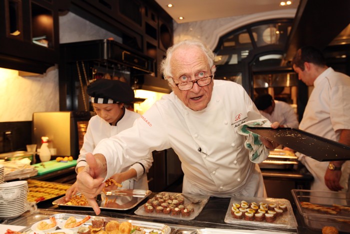 Đầu bếp Michael Roux lừng danh thế giới đã mở nhà hàng đầu tiên của mình ở châu Á trong không gian biệt thự Pháp cao cấp.