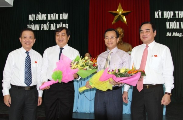 Ông Huỳnh Đức Thơ (người thứ hai từ trái sang) được bầu làm Phó chủ tịch UBND TP Đà Nẵng khóa VIII, nhiệm kỳ 2011-2016. Ảnh H.Q