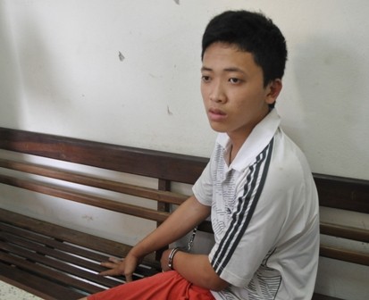 Nguyễn Vỹ Hùng khi bị bắt tại cơ quan công an