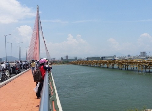 Người dân đứng trên cầu Trần Thị Lý chứng kiến vụ việc