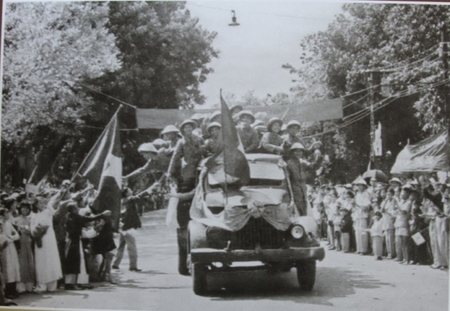 Bộ đội ta tiến về Thủ đô Hà Nội (10/1954).