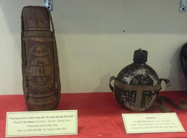 Những dụng cụ đựng nước được bộ đội ta sử dụng trong cuộc chiến cũng được trưng bày tại triển lãm.