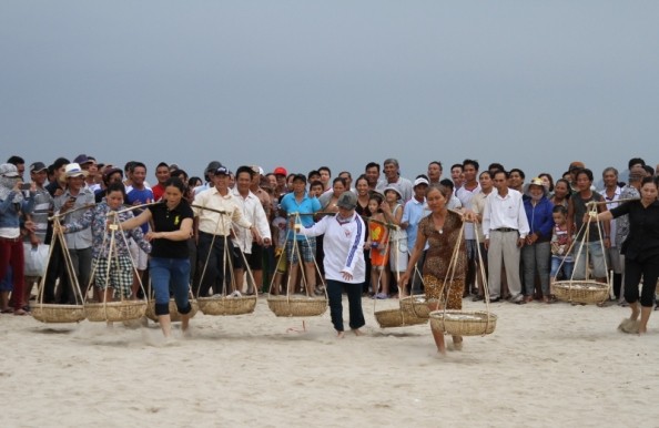 Cuộc thi &quot;Gánh cá&quot; giữa những ngư dân quanh năm bám biển được tổ chức bên bờ biển Công viên Biển Đông thu hút rất nhiều người xem.