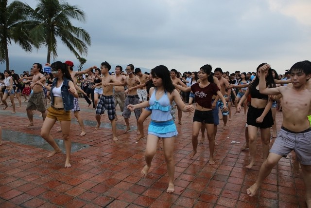 Các bạn trẻ &quot;đốt cháy&quot; bờ biển Đà Nẵng bằng màn trình diễn flashmob biniki &quot;Thủy triều dâng&quot;...