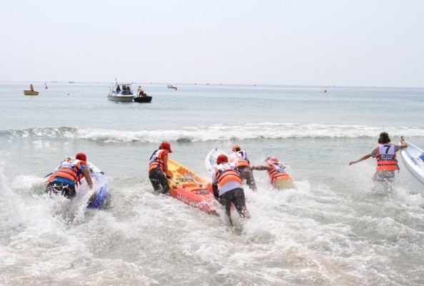 Nhiều du khách thử sức mình trong cuộc đua chèo thuyền kayak &quot;Vượt sóng Mỹ Khê&quot; được tổ chức vào sáng 3/5.