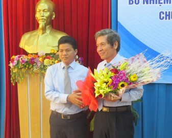 Ông Võ Công Chánh (người bên trái) giữ chức Chủ tịch UBND huyện đảo Hoàng Sa, Đà Nẵng thay thế ông Đặng Công Ngữ về hưu theo chế độ.