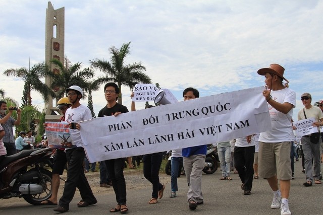Sáng nay 11/5, nhiều người dân ở Đà Nẵng đã tập trung tại tượng đài 2/9 để thắp hương cho các anh hùng liệt sĩ. Sau đó, cùng nhau đi bộ và hô vang khẩu hiệu phản đối Trung Quốc xâm lấn lãnh hải Việt Nam…