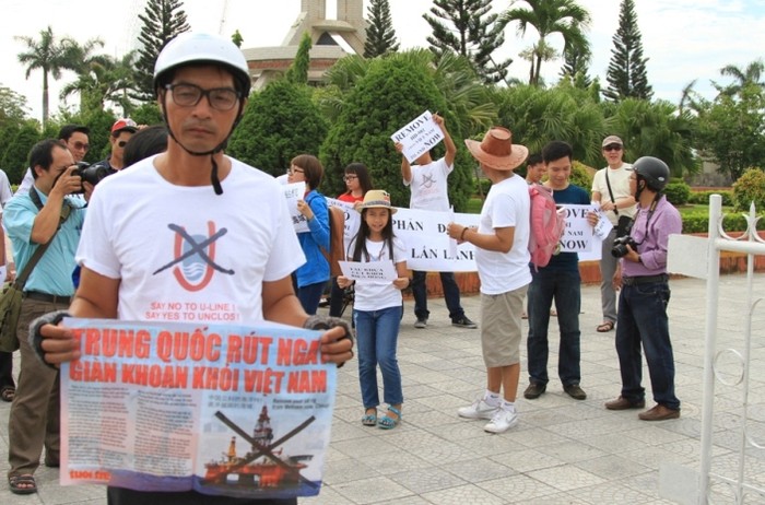Mỗi người ai cũng cầm trên tay khẩu hiệu ghi: Trung Quốc rút ngay giàn khoan khỏi Việt Nam, Bảo vệ ngư dân biển đảo, Hòa Bình trên Biển Đông, Phản đối Trung Quốc gây hấn trên Biển Đông…