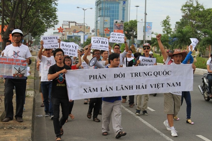 Đoàn người mittinh từ tượng đài 2/9 đến trước trụ sở UBND TP Đà Nẵng.