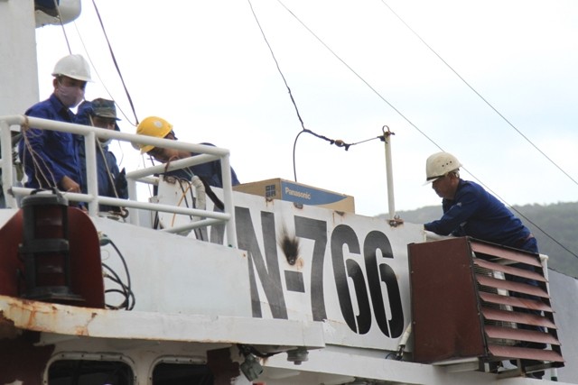 Sau gần hai ngày được các công nhân hàn lại những &quot;vết thương&quot;, chiều ngày 23/5, tàu KN 766 đang được lắp lại các thiết bị, từ máy điều hòa...