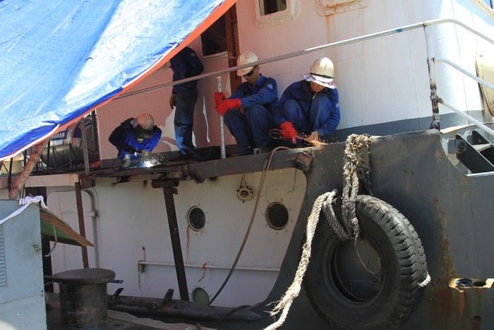 Lan can trên tàu 703 bị tàu Trung Quốc đâm gãy tan tành. Các công nhân đang nhanh chóng sửa chữa lại.