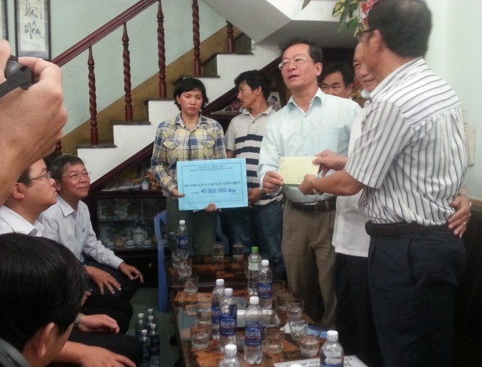 Các cơ quan ban ngành TP Đà Nẵng đến thăm hỏi và động viên, tặng quà cho gia đình chủ tàu cá ĐNa 90152TS vào sáng 27/5. Ảnh H.Q