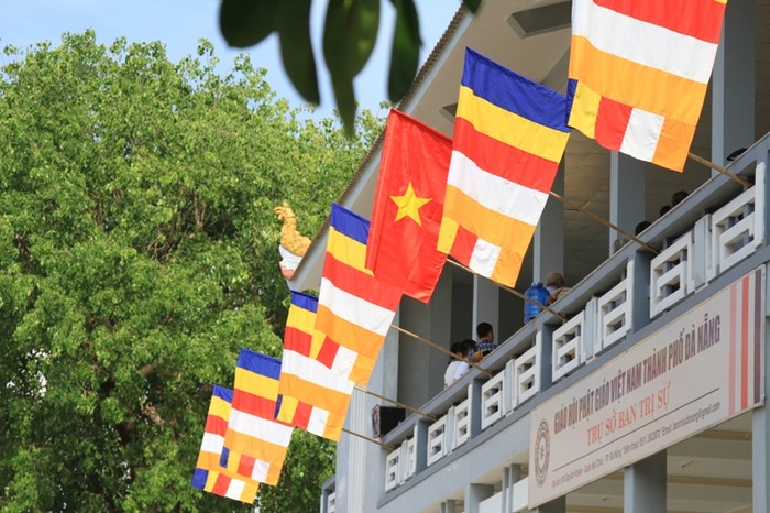 Cờ Tổ quốc và cờ Phật giáo được treo trong Trụ sở Ban trị sự, thể hiện tinh thần Phật giáo đồng hành cùng quyền lợi của dân tộc, vì hạnh phúc của chúng sinh.