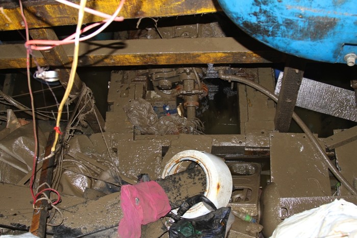 Bùn chất đầy dưới khoang máy...Tất cả máy móc trên tàu đều hư hỏng hoàn toàn.