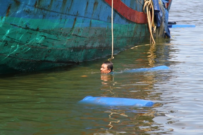 Ngụp lặn suốt cả ngày, thợ lặn Nguyễn Văn Hiếu (SN 1974, trú phường Nại Hiên Đông, quận Sơn Trà, Đà Nẵng) cùng các anh em khác quyết tâm đưa được con tàu lên bờ.