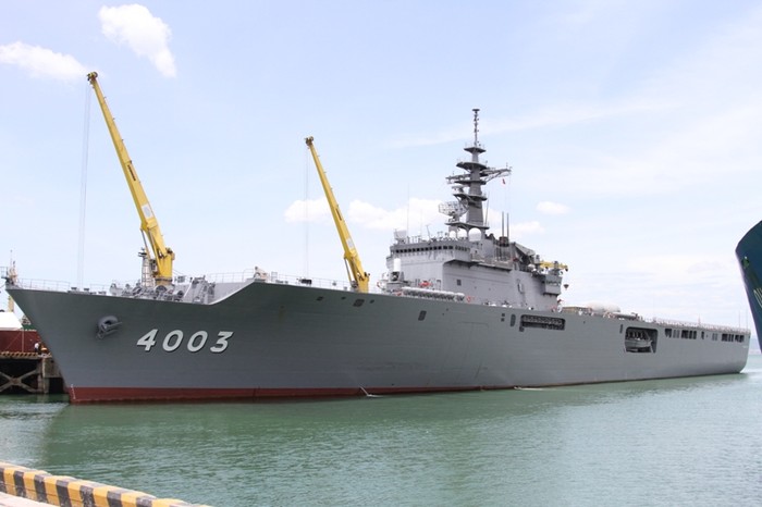 Sáng nay 6/6, tàu đổ bộ JS Kunisaki (LST 4003) của Lực lượng Tự vệ Biển Nhật Bản - được xem là &quot;chiến hạm khủng&quot; nhất từ trước tới nay cập cảng Tiên Sa, Đà Nẵng.