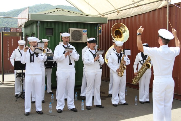 Ban nhạc Hạm đội 7 của Hoa Kỳ biểu diễn ngay tại cầu cảng để bắt đầu buổi lễ đón đoàn.