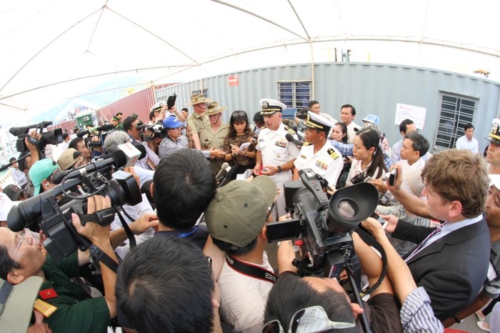 Sự kiện tàu đổ bộ JS Kunisaki đến Đà Nẵng thu hút rất nhiều cơ quan báo chí trong nước và quốc tế đến đưa tin, chụp ảnh...Chiều 15/6, tàu đổ bộ JS Kunisaki sẽ rời Đà Nẵng.