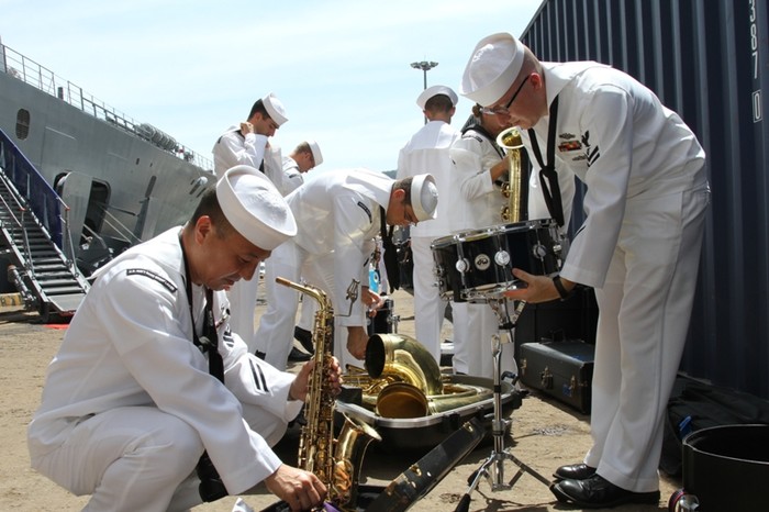 Ban nhạc Hạm đội 7 Hoa Kỳ xuống tàu từ rất sớm để chuẩn bị cho buổi lễ quan trọng này.